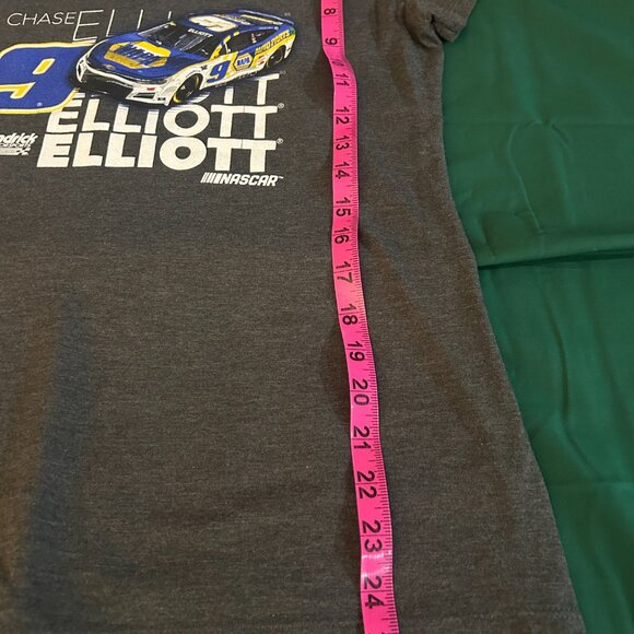 Nascar's Chase Elliott ladie's gray v-neck graphic t-shirt, small - Picture 6 of 6